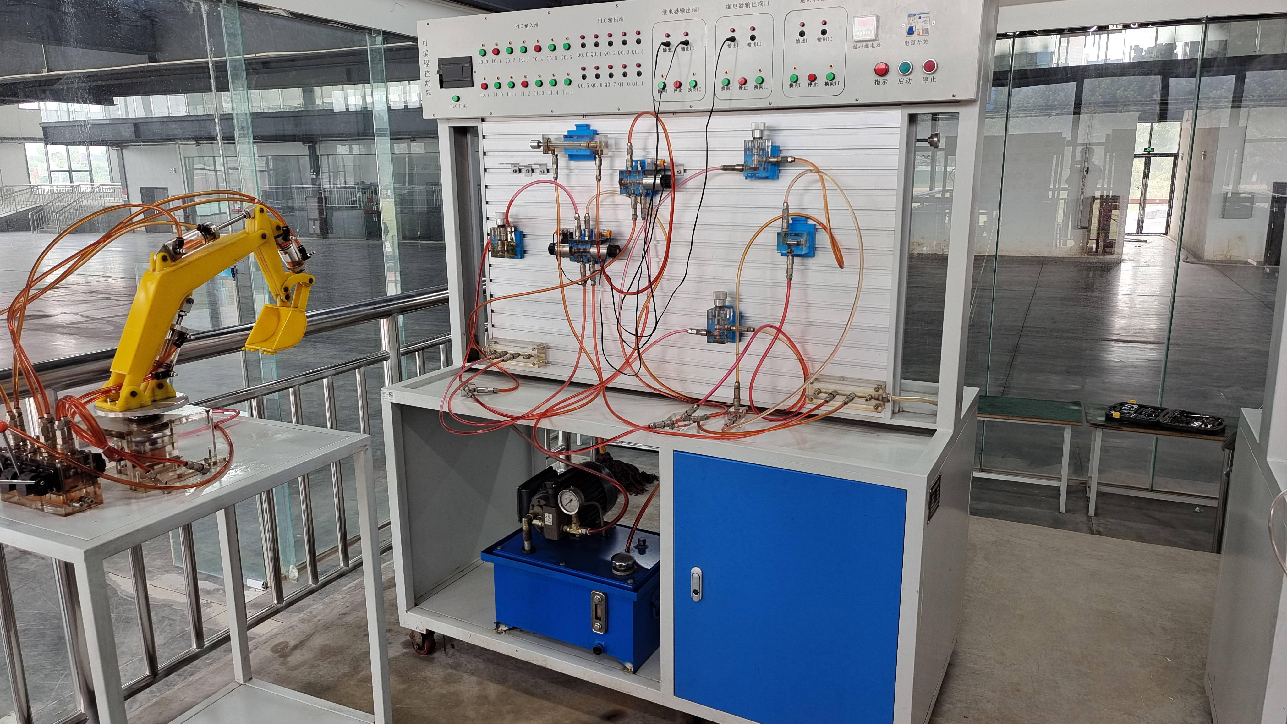 液压与气动实训室1.jpg