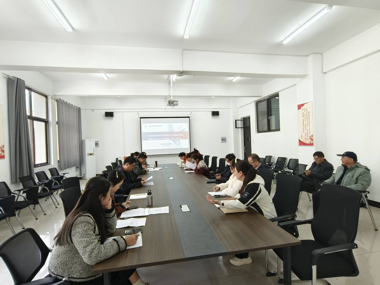 会议室里的人们

AI 生成的内容可能不正确。