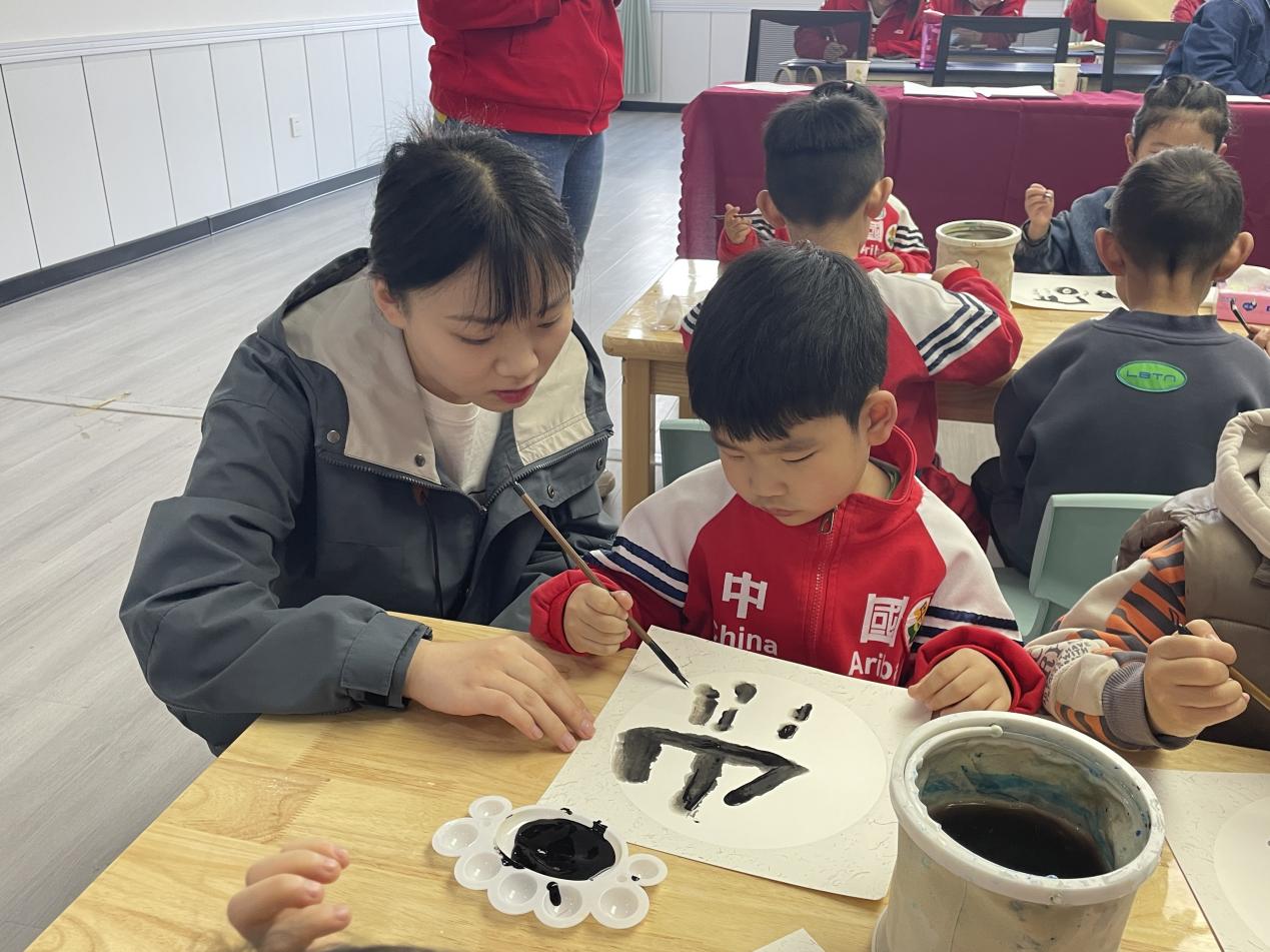 美术学专业本科2019级实习生杨心怡指导学生进行甲骨文作品创作