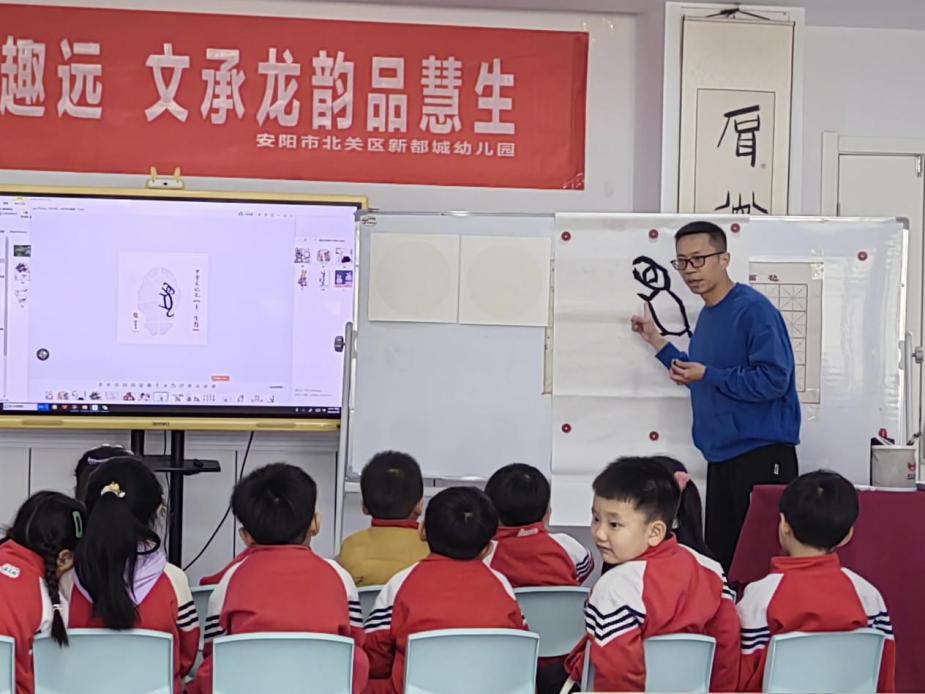 美术学教研室主任李向辉老师为幼儿园年轻教师进行优质课示范