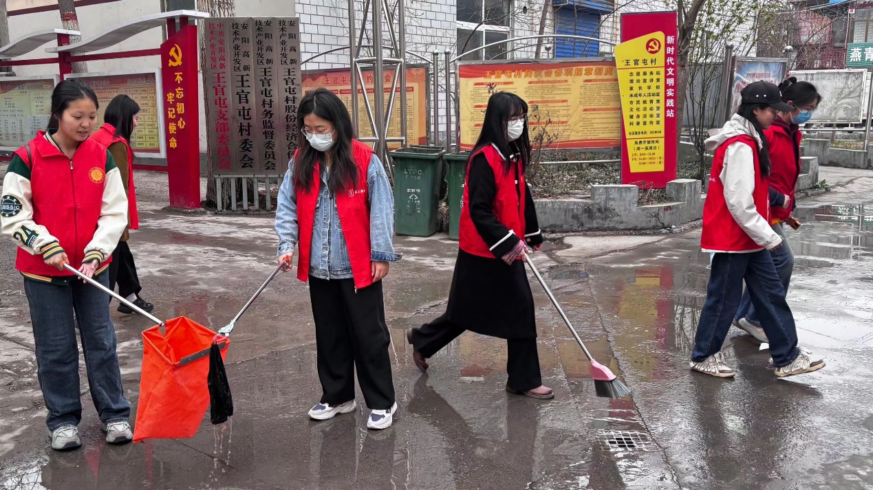 一群人站在雪地里走
描述已自动生成