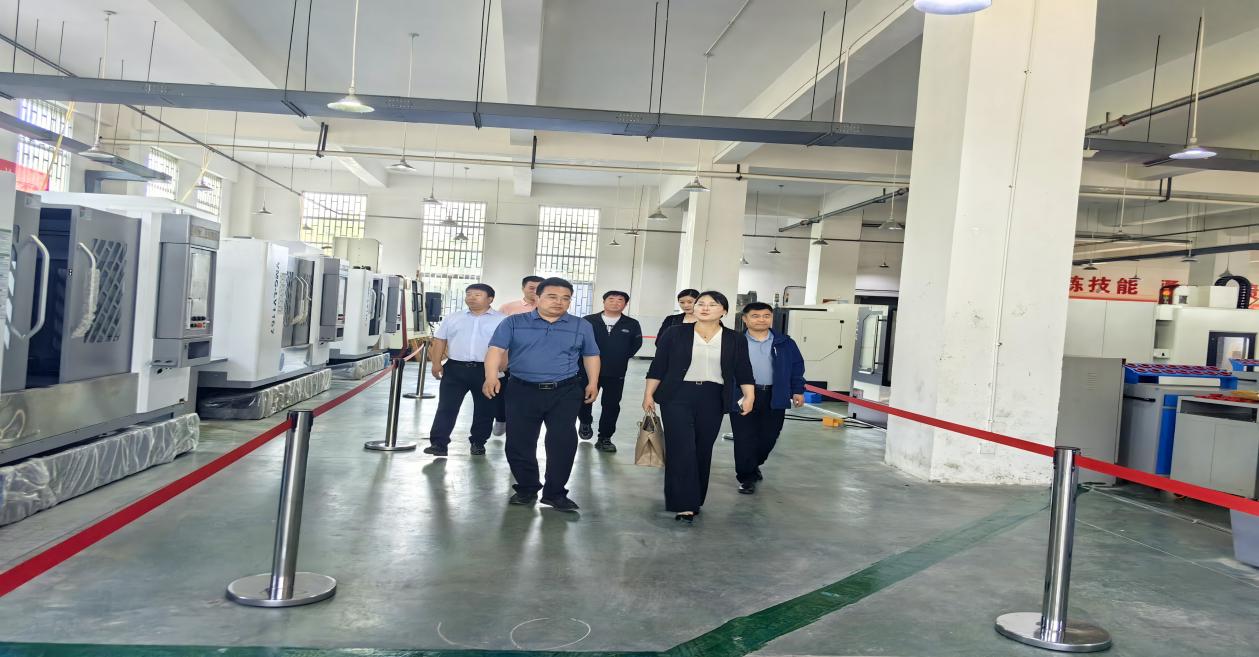 参观实验实训设备