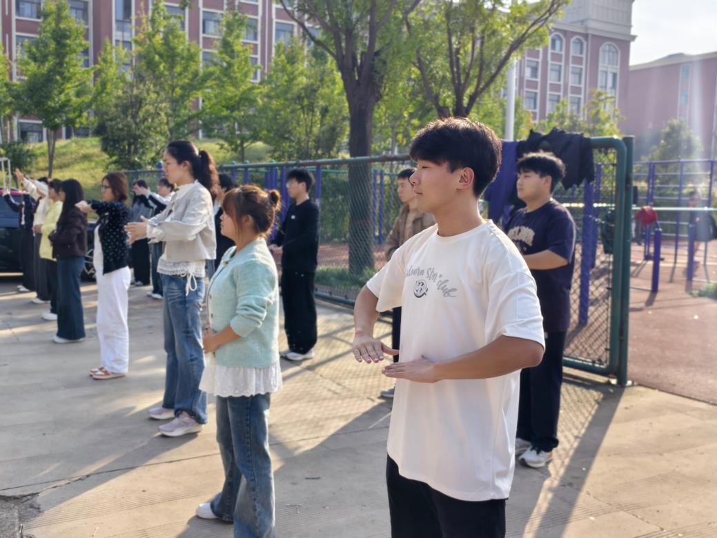 C:/Users/Administrator/Desktop/汉本2410班10月“习八段锦之韵，筑秋日健康防线”活动图片/活动图片2.jpg活动图片2