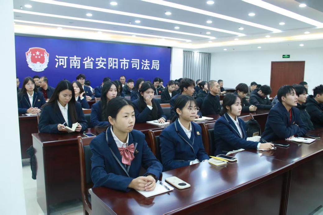 同学们认真聆听