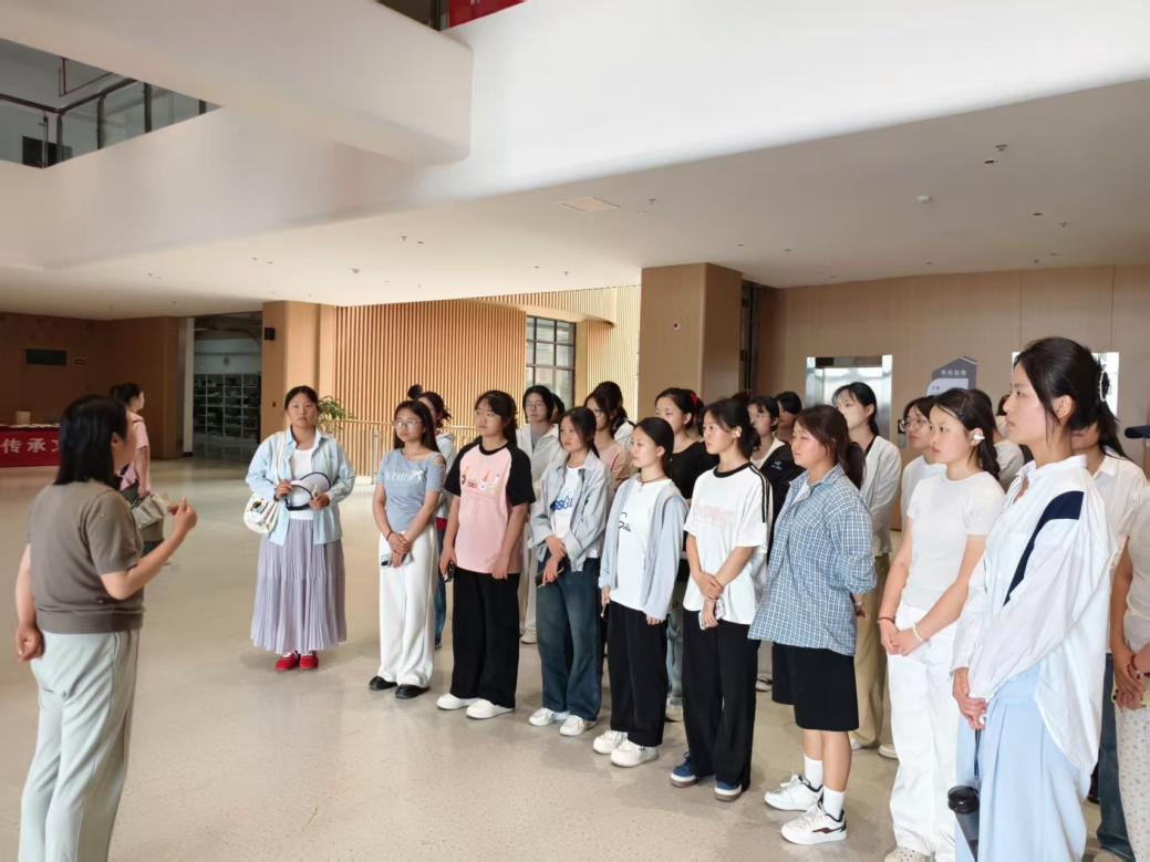 C:/Users/Administrator/Desktop/2024-2025学年第二学期主题活动/汉本2410班5月“书香筑梦，志愿同行”活动材料汇总/汉本2410班5月“书香筑梦，志愿同行”活动图片/活动图片1.jpg活动图片1