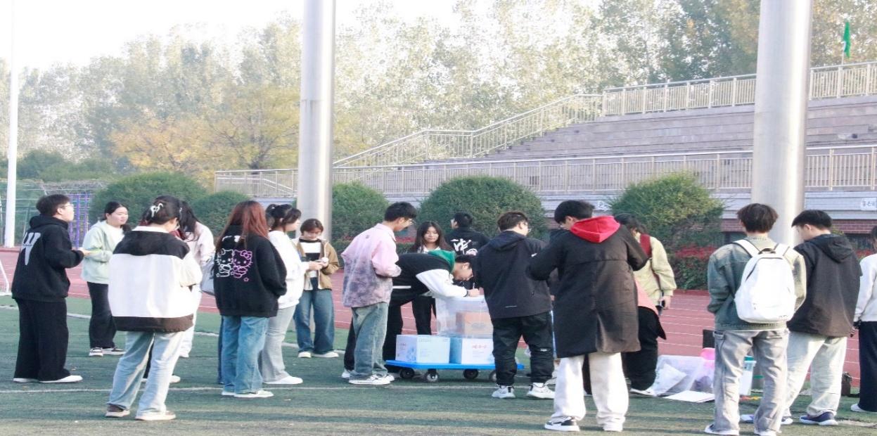 一群人站在路边

描述已自动生成