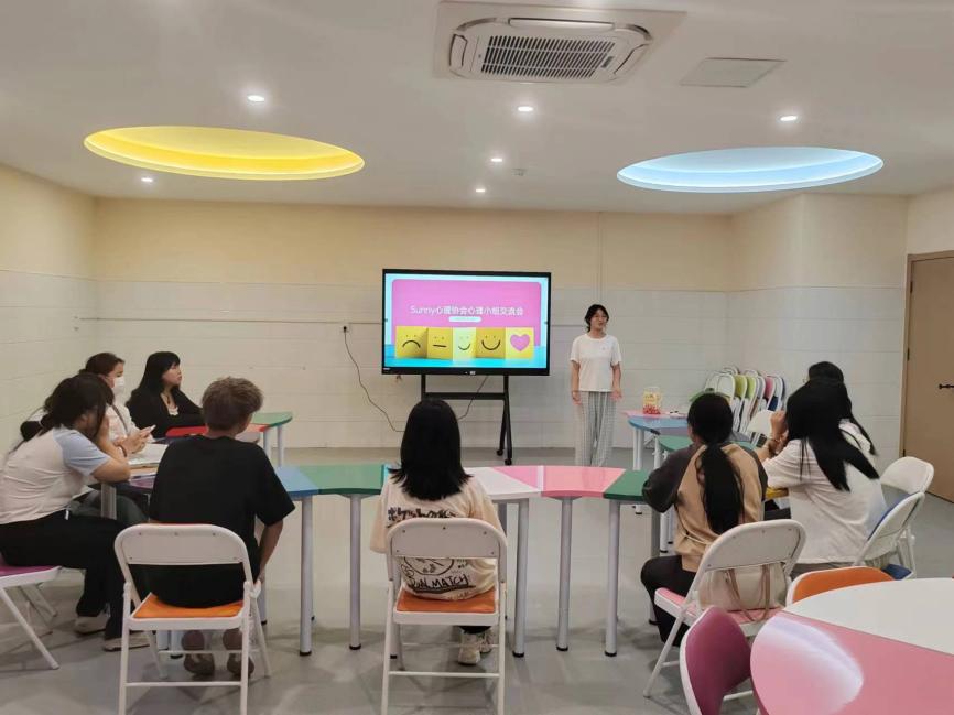 会议室里的人们

描述已自动生成