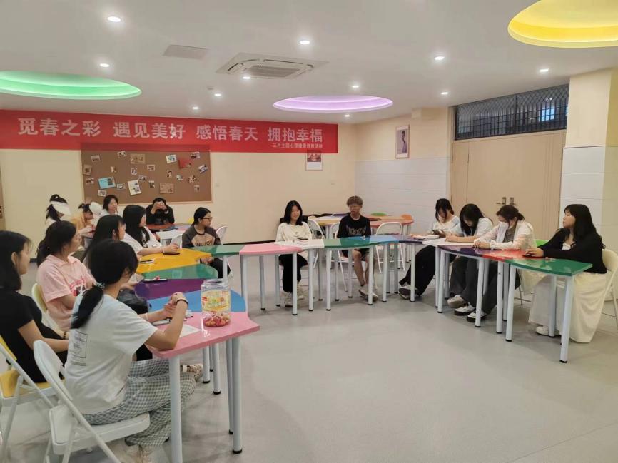 一群人在餐厅里

中度可信度描述已自动生成