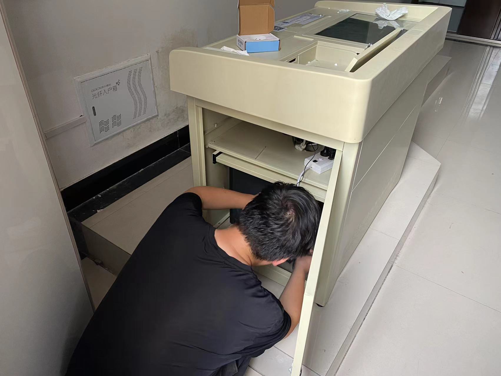 图片包含 男人, 人, 室内, 电脑

描述已自动生成