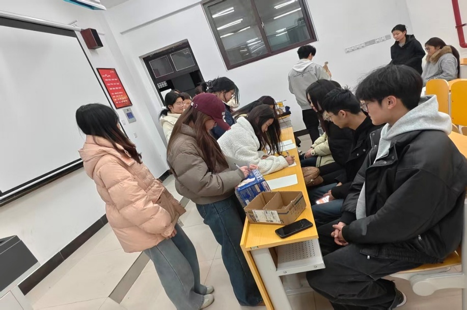 一群人正在聊天

AI 生成的内容可能不正确。